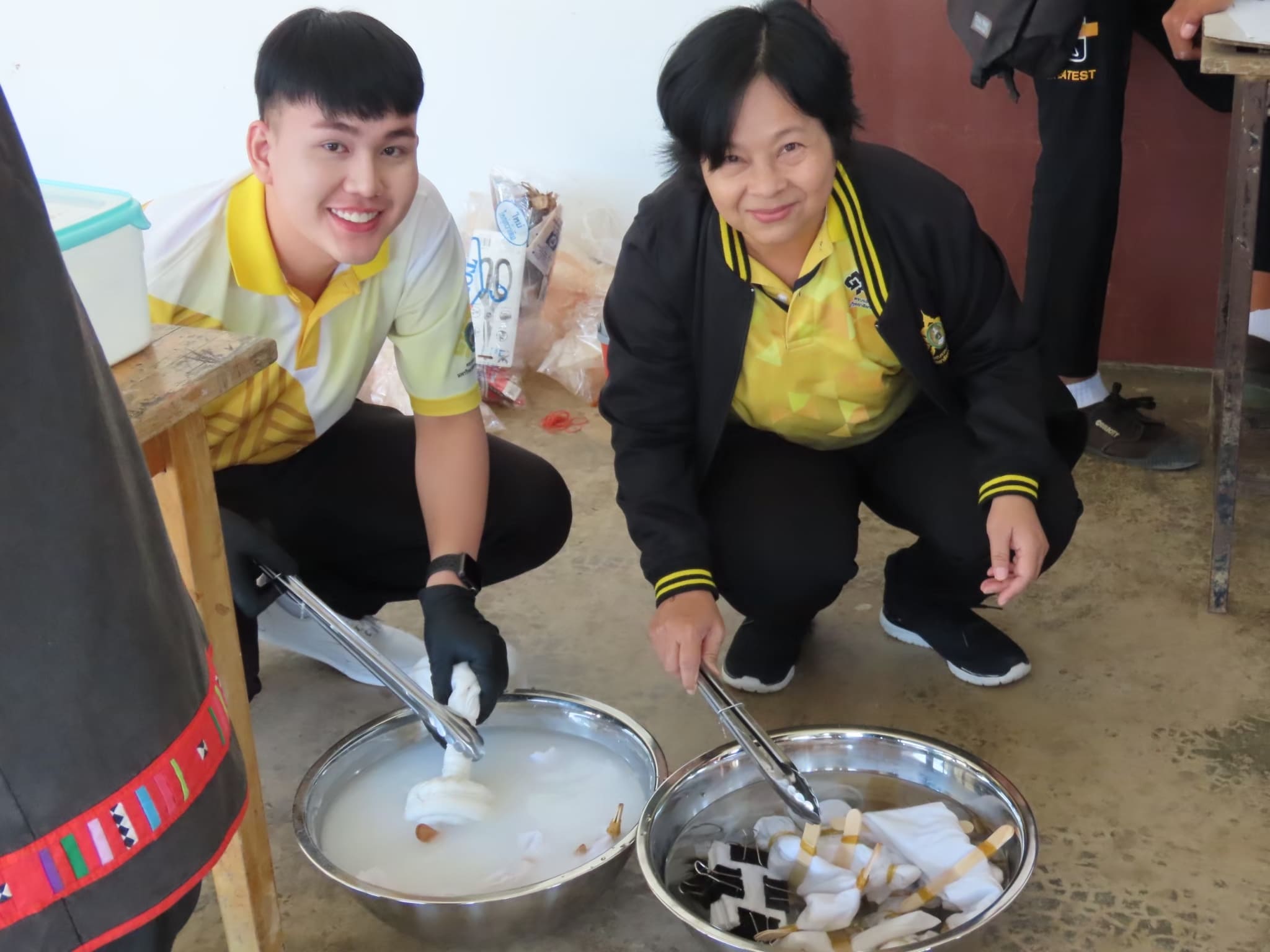 ผ้ามัดย้อมสีธรรมชาติ